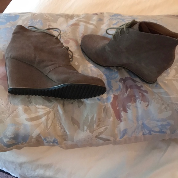 Kenneth Cole Suede Wedge booties beige - Picture 4 of 5